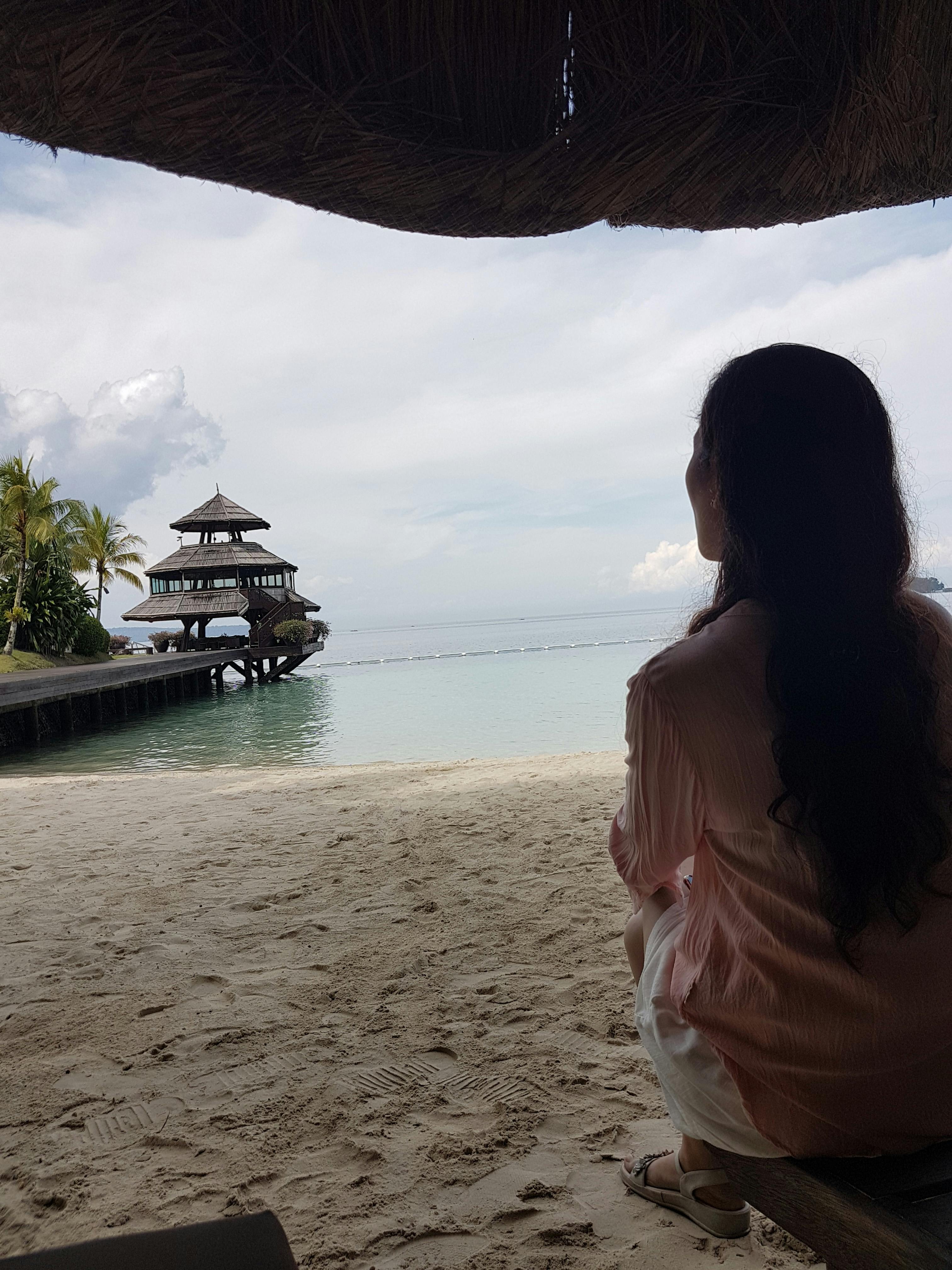 一个人在家里做椅子锻炼