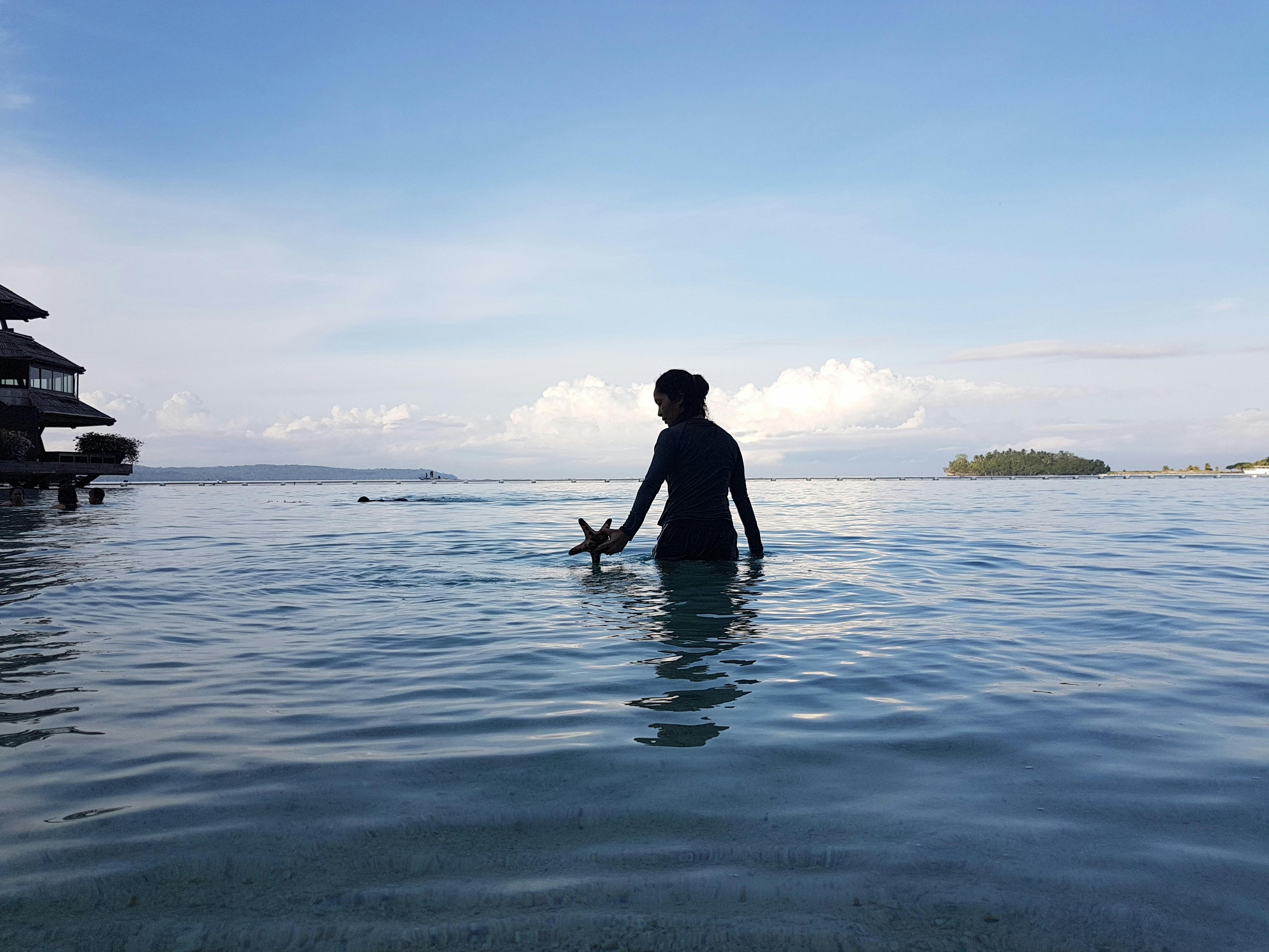 一个人在家里用椅子做臂屈伸