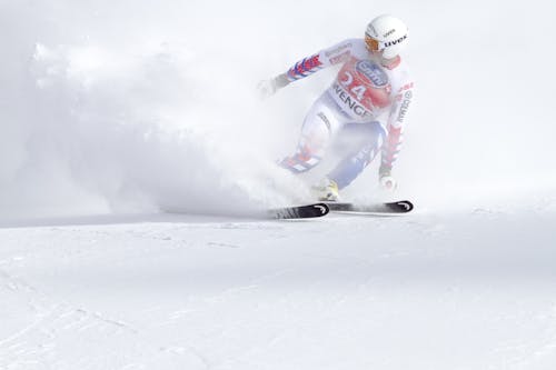 Hombre Montando Esquís De Nieve