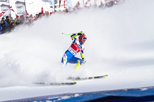 Hombre Haciendo Esquí En La Nieve