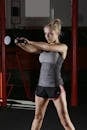 在健身房里，自信的女性进行壶铃锻炼