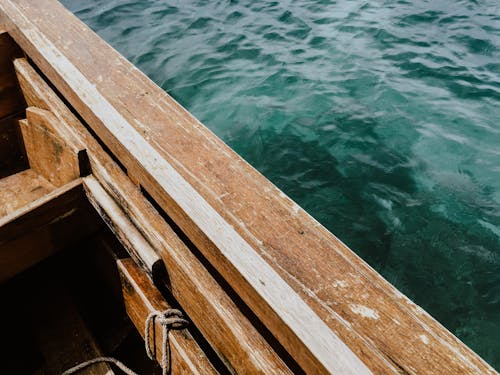 Immagine gratuita di acqua azzurra, barca, lunatico