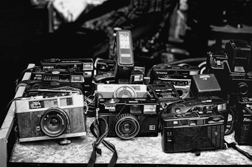 Fotos de stock gratuitas de analógico, blanco y negro, cámara filmográfica
