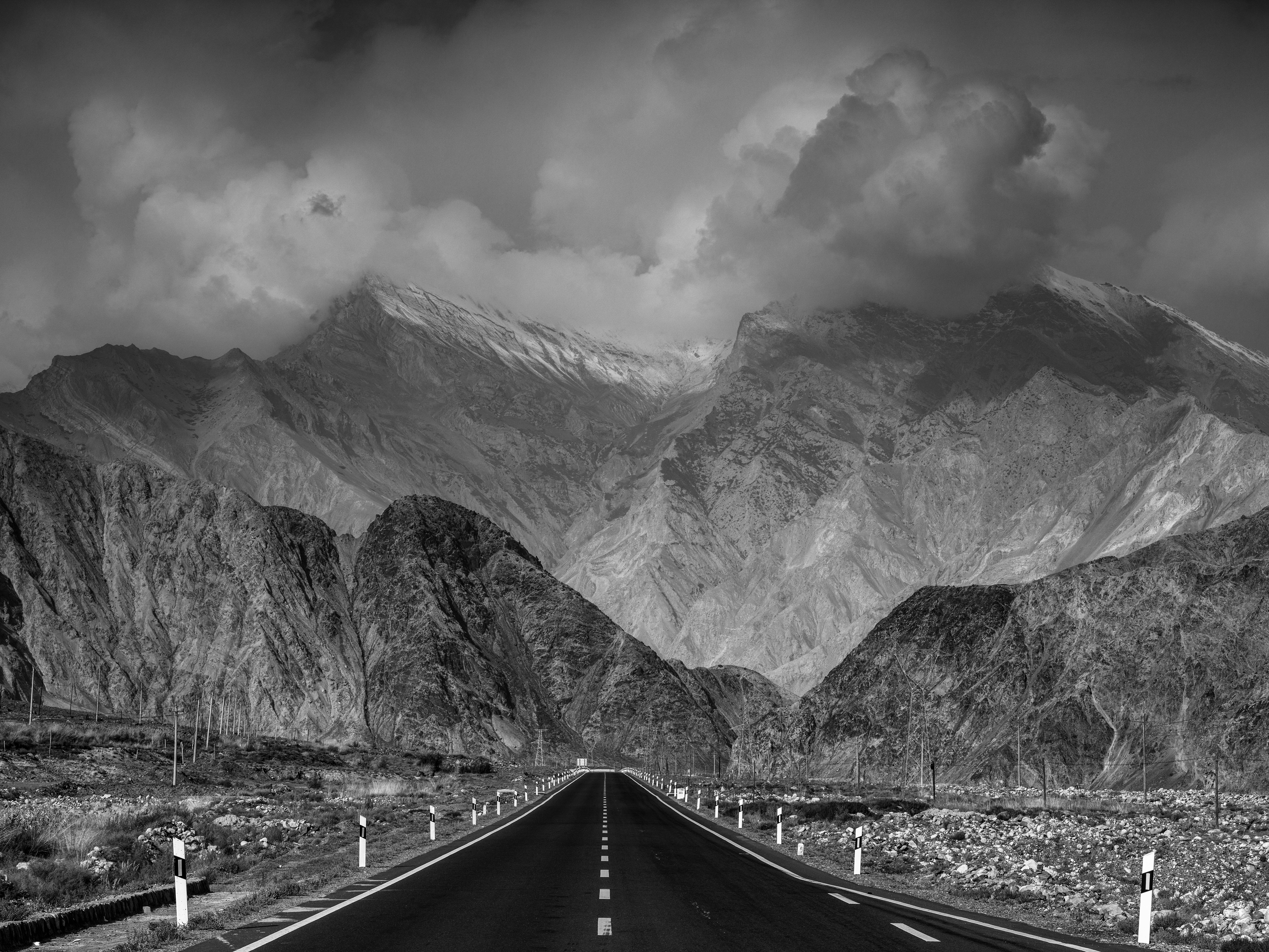 Tacikistan'da yüksek dağda boş yol