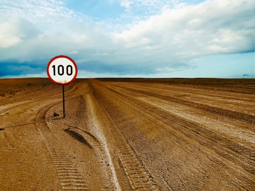 100 Velocidade Limitada Em área árida