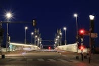 一座现代化的桥梁横跨夜空，路灯和灯光小径映衬着漆黑的夜色