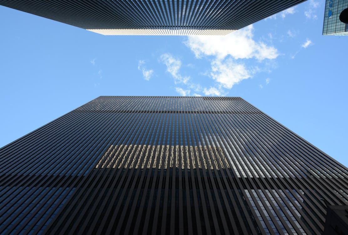 無料 高層ビルのローアングル写真 写真素材