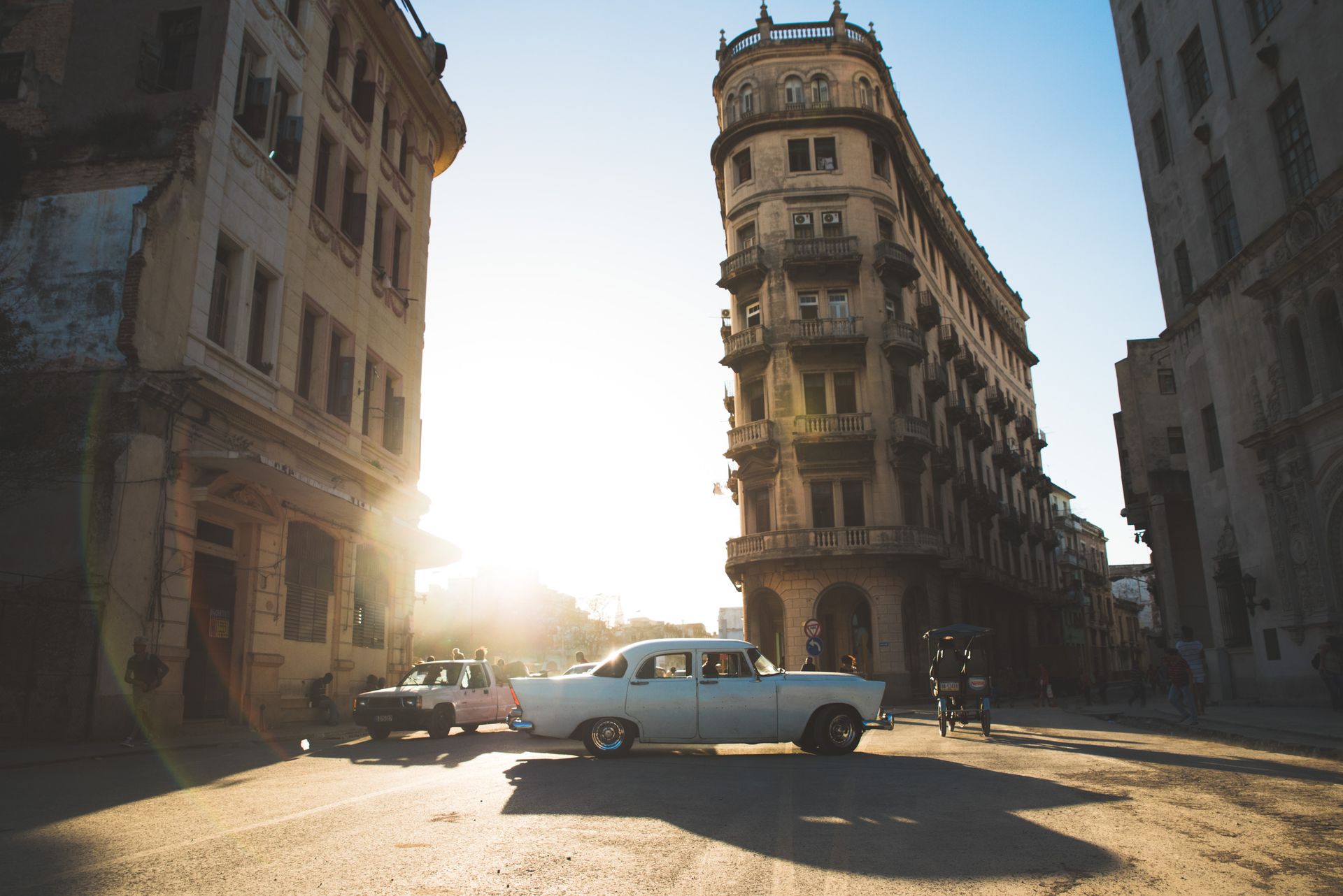 Havana'da gün batımında klasik mimari sokak görüntüsü