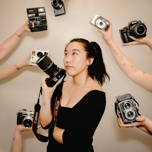 Wanita Asia Dengan Kamera Foto Di Tangan