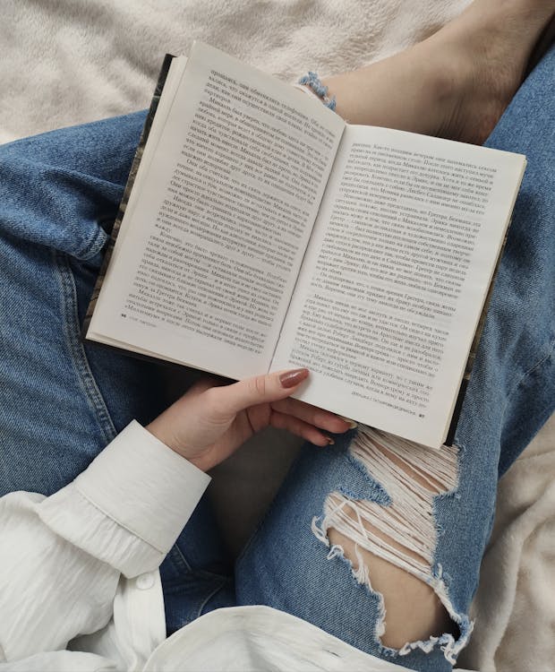 Crop Femme Sans Visage Livre De Lecture Sur Le Lit