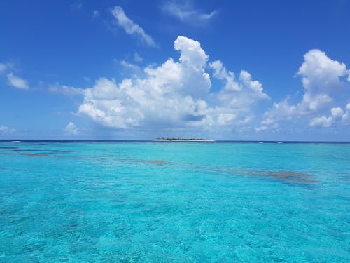 海の水と白い雲