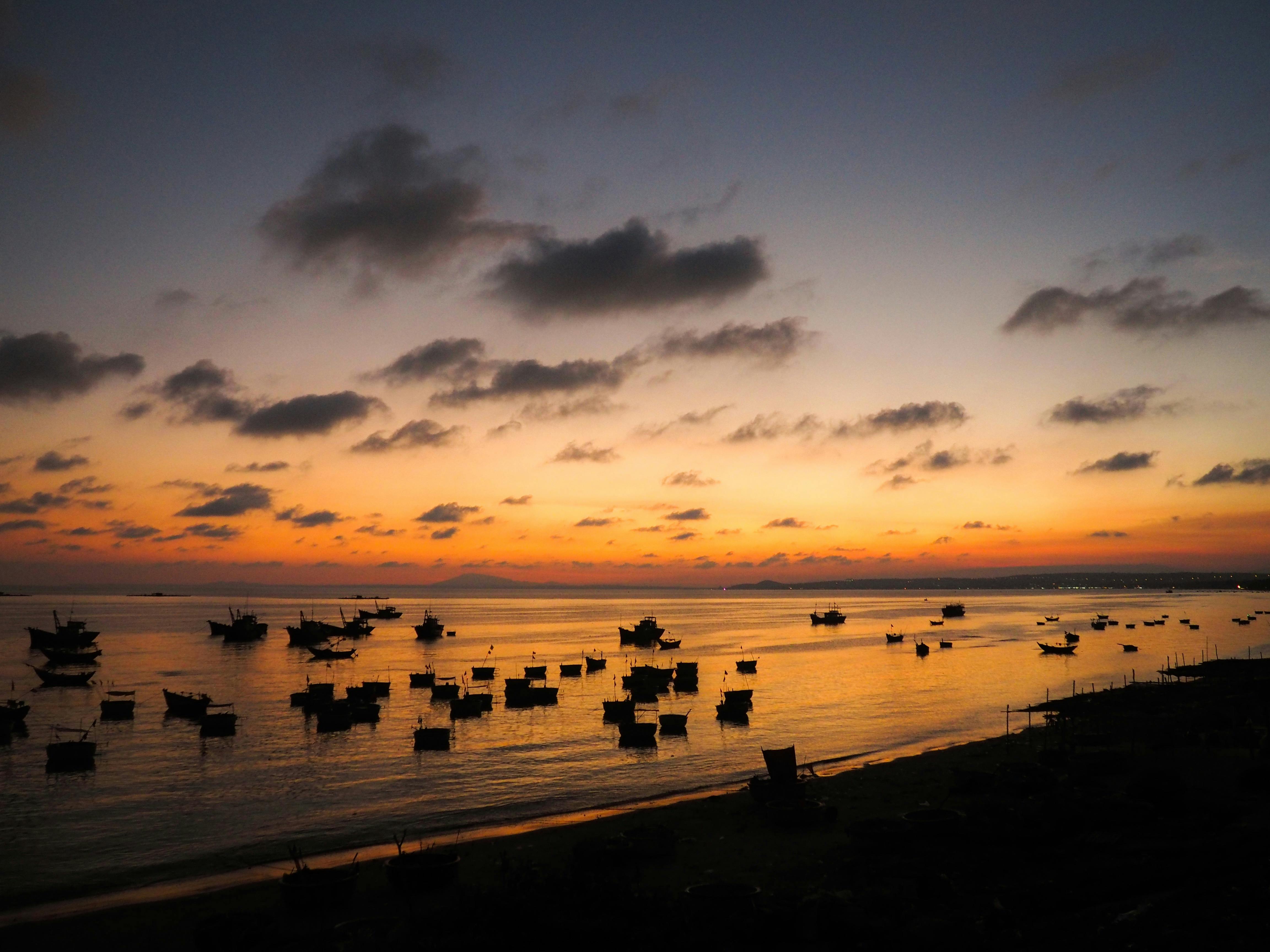 Засмучена жінка сидить біля вікна