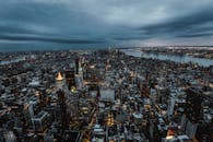 黄昏时分，鸟瞰纽约市令人惊叹的摩天大楼和天际线，展示城市景观