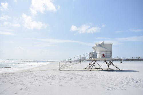 免费 海滩度假村白色救生员之家摄影 素材图片