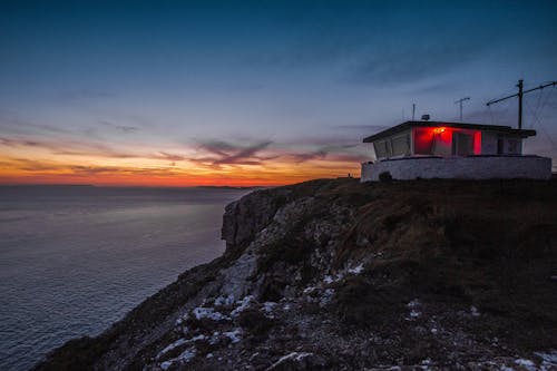 Casa De Hormigón Gris Cerca De La Playa