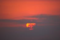 充满活力的日落呈现出红橙色调，营造出戏剧性的天空与轮廓效果