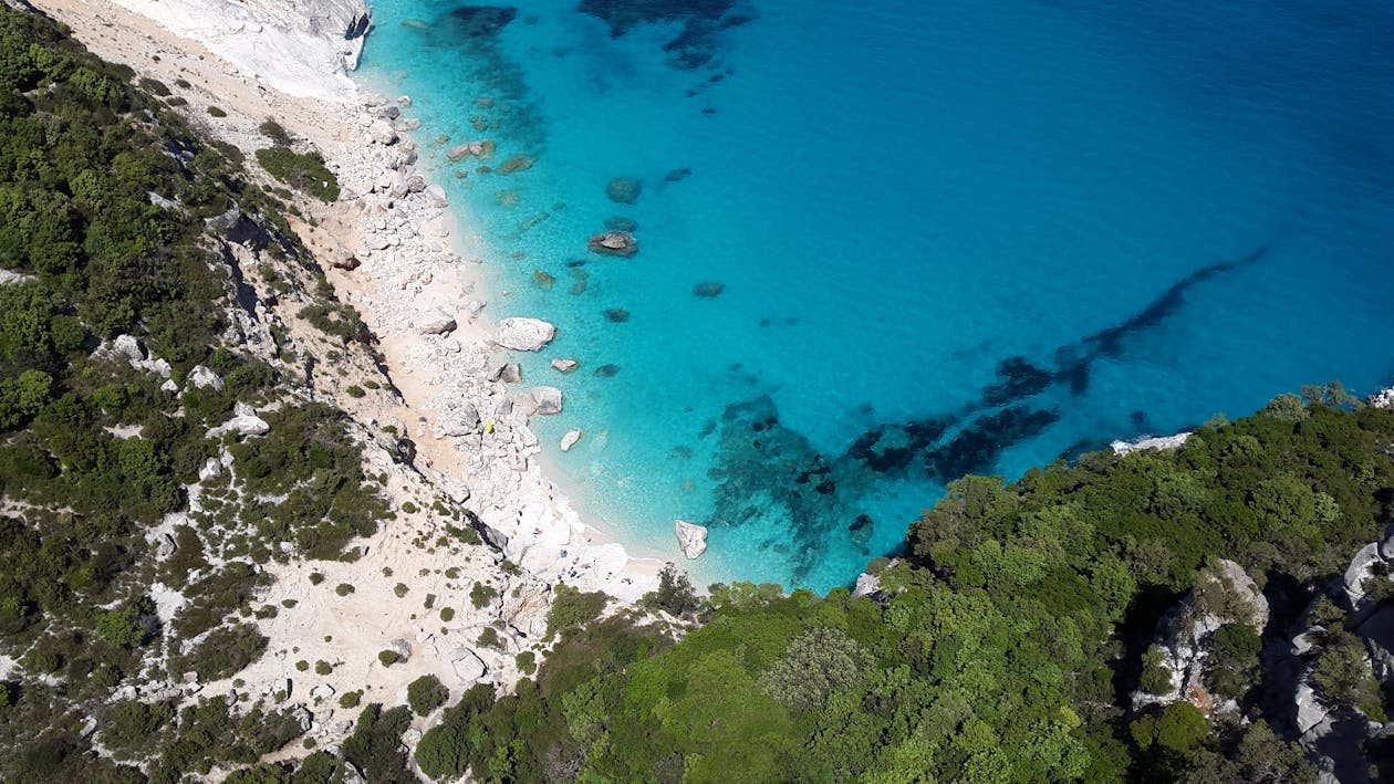 無料 海の水と崖の航空写真 写真素材