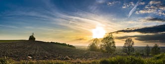 宁静的乡村田野上，太阳正落向地平线
