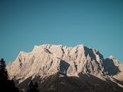 蔚蓝天空下的山峰景色令人惊叹，非常适合旅行和自然主题
