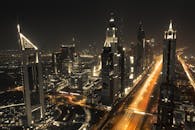 迪拜壮观的夜间城市景观中，照明天际线拥有标志性的摩天大楼和光径