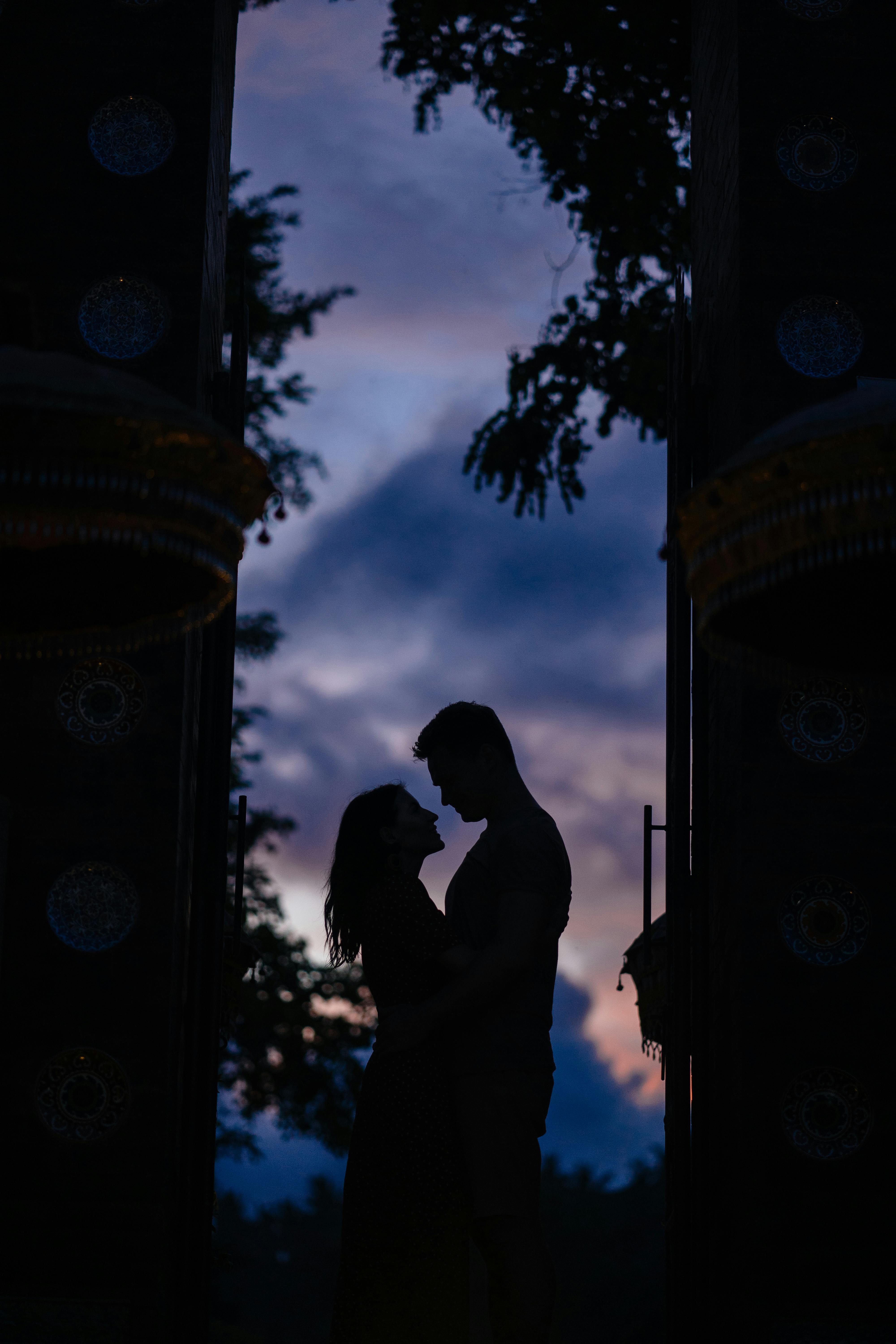 hugging couple silhouette