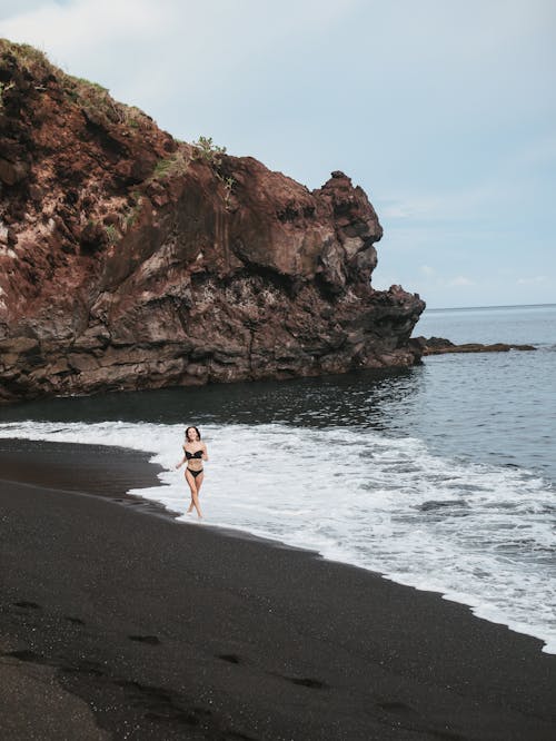 Foto profissional grátis de à beira-mar, andar, anônimo