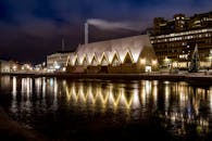 哥德堡夜间灯火通明的鱼市场大厅倒映在水中