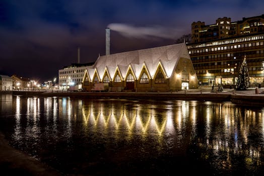 哥德堡夜间灯火通明的鱼市场大厅倒映着光影