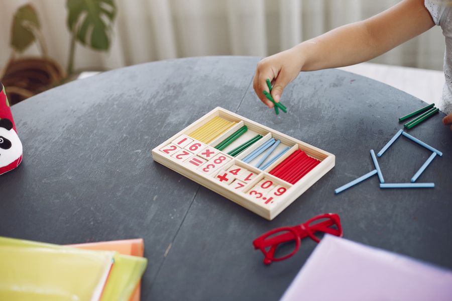 Enfant jouant à domicile