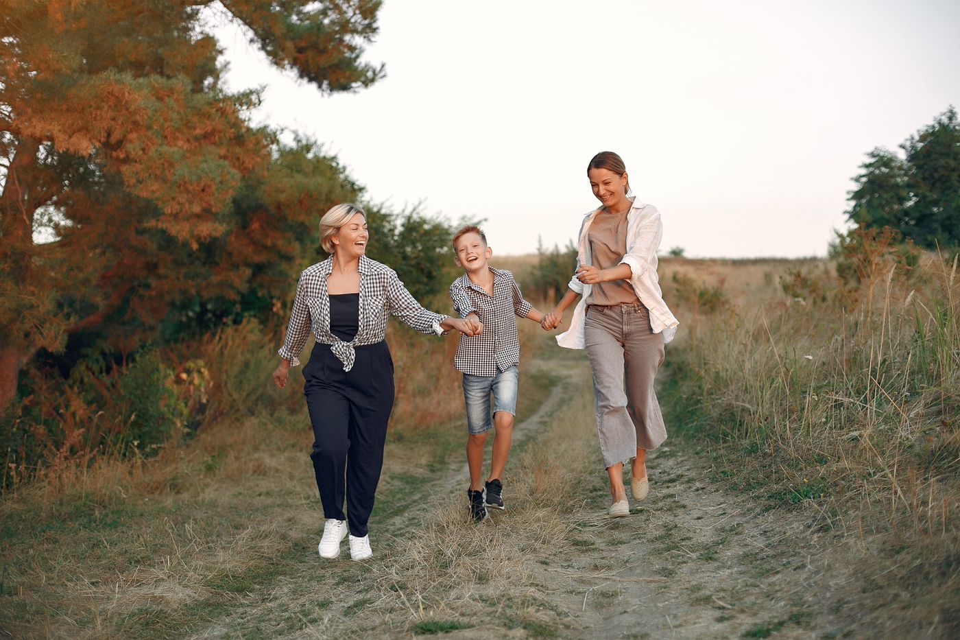 Familia de varias generaciones caminando juntas