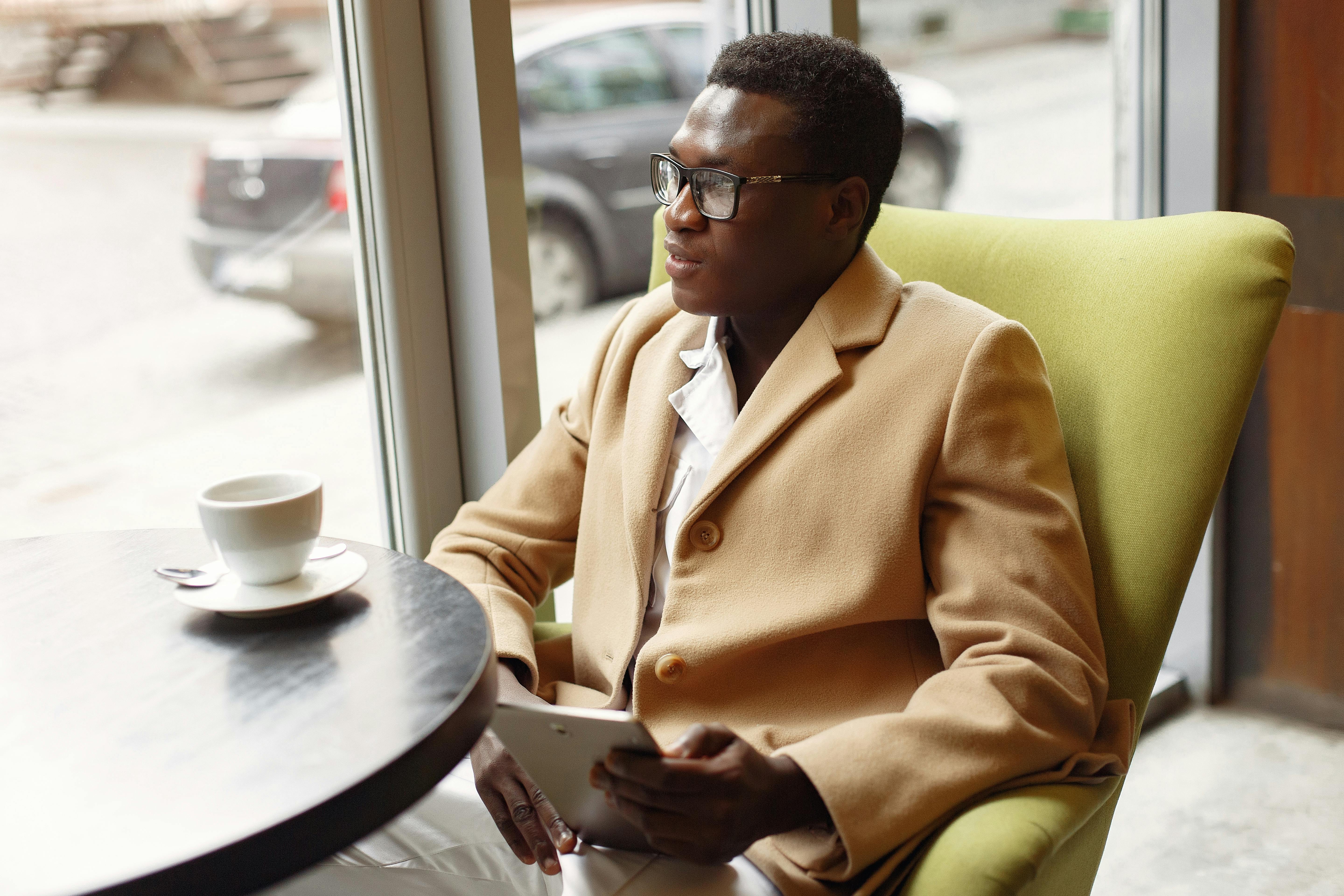 Man in a restaurant. | Photo: Pexels