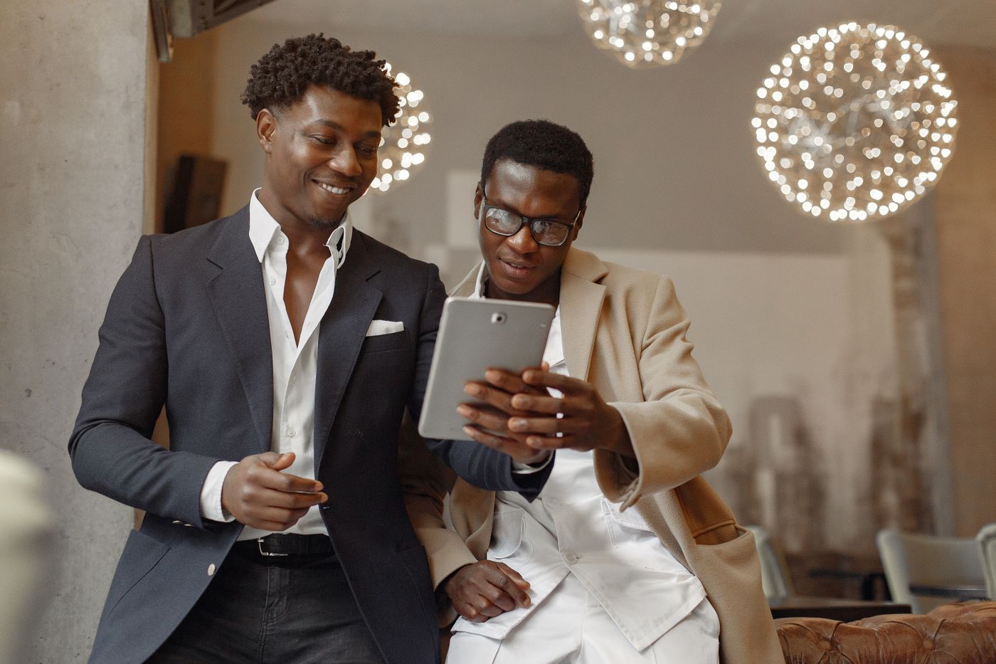 Deux responsables d'entreprise consultent ANAGA sur tablette
