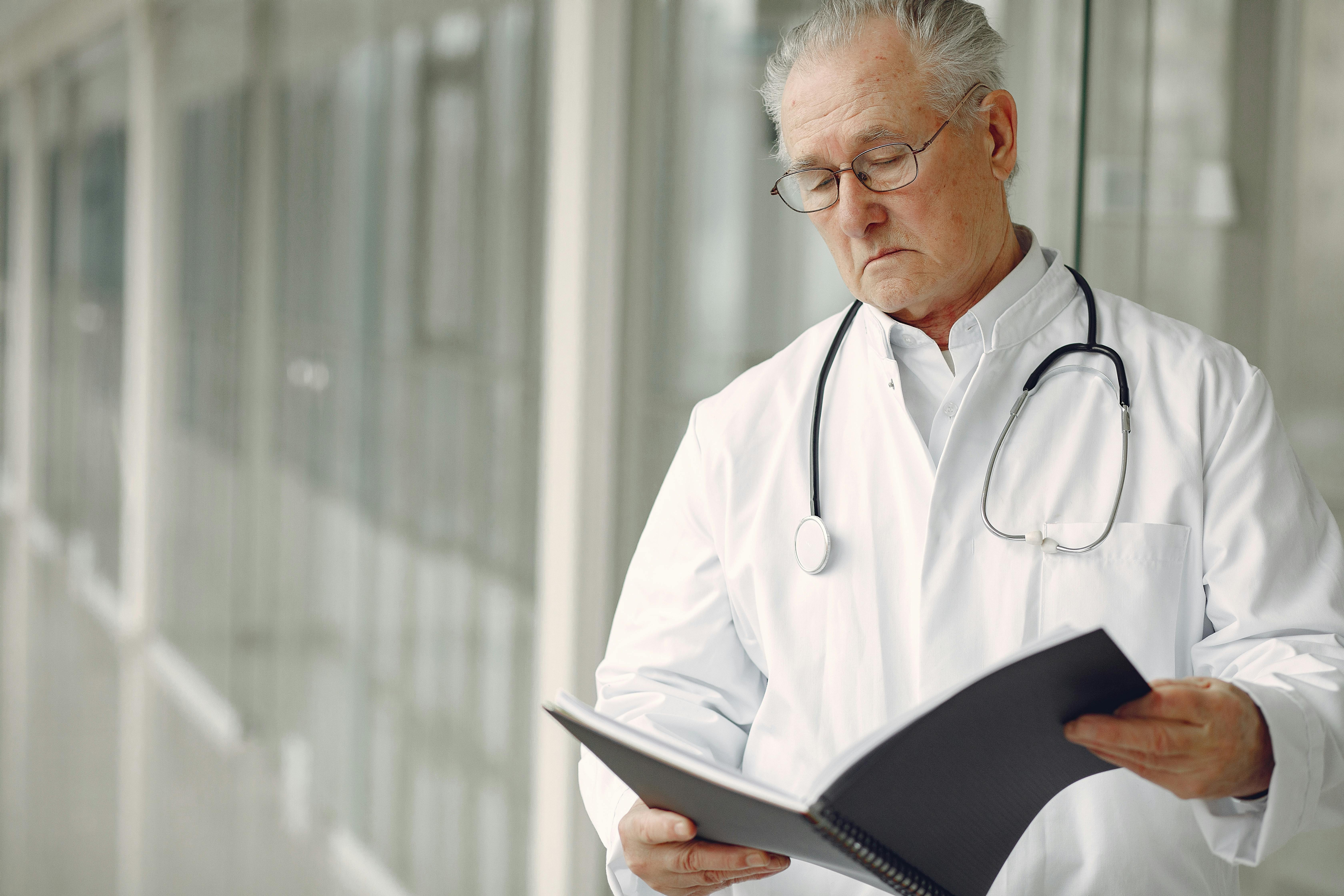 Doctor reading clinical records. | Photo: Pexels