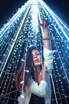 巴西圣诞彩灯中一位女性的迷人肖像