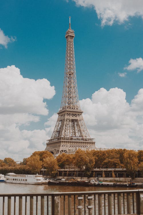 Tour Eiffel Sous Le Ciel Bleu Et Les Nuages Blancs