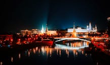 莫斯科令人惊叹的夜景中，灯光勾勒的天际线倒映在河面上