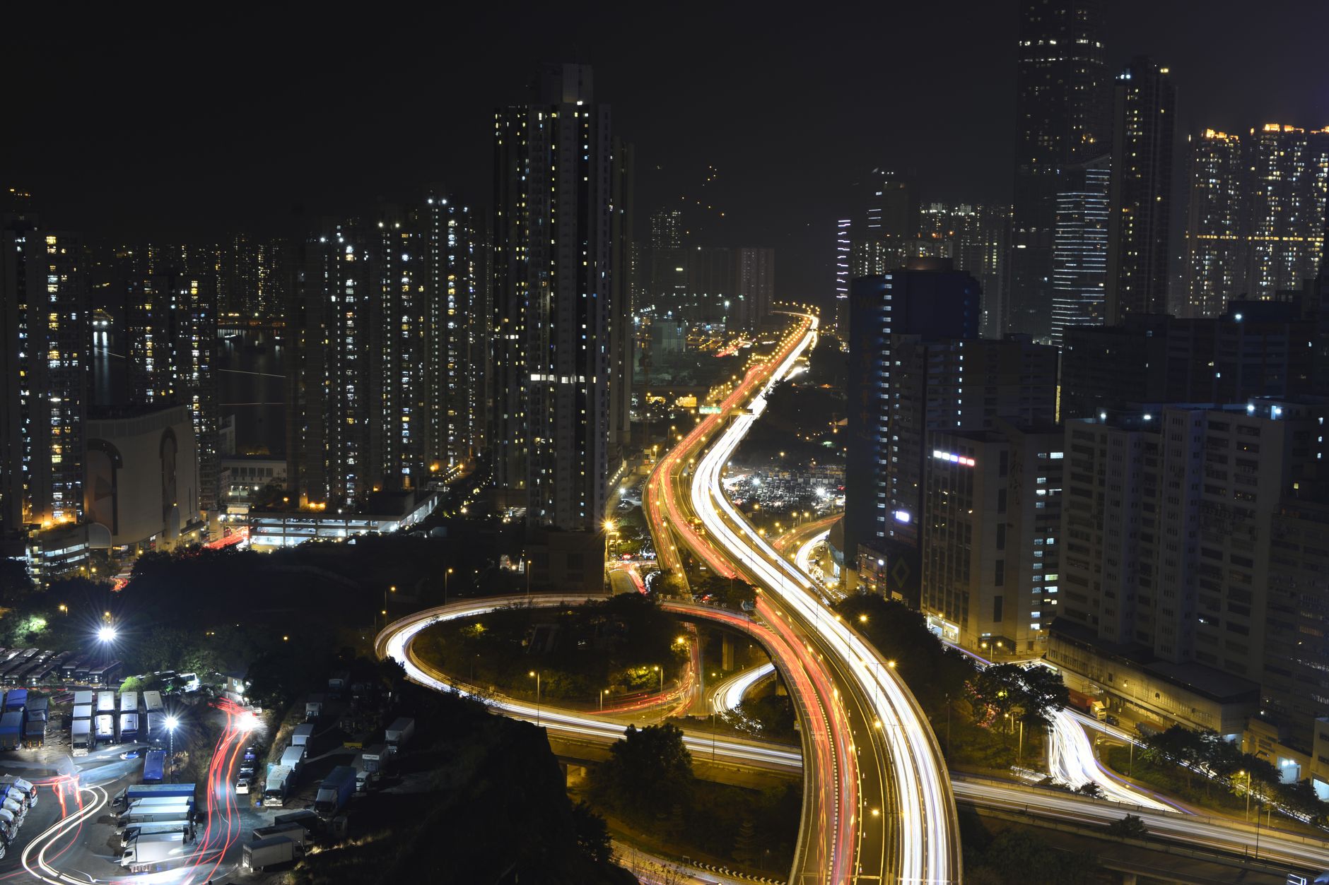 中環夜景拍攝教學:三腳架位置與穩定構圖要點,提升長曝成像品質 中環夜景拍攝教學:三腳架位置與穩定構圖要點,提升長曝成像品質