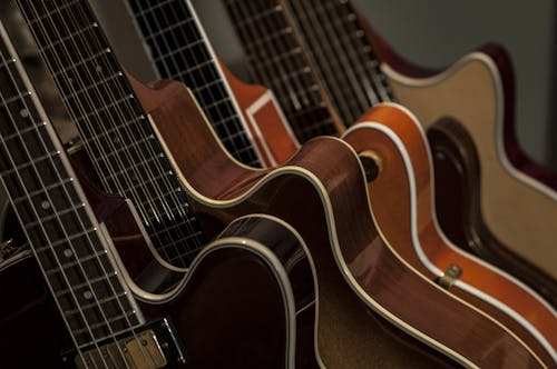 Fotografía De Enfoque Superficial De Guitarras Marrones