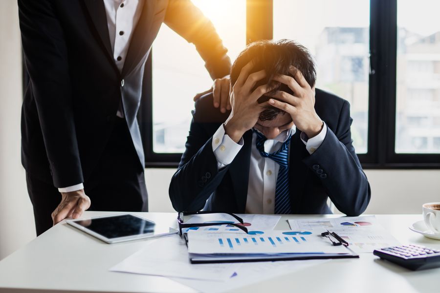 Profissional preocupado analisando papéis da rescisão