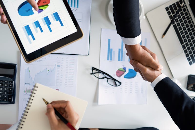 사업계획서와 과제 준비 서류를 검토하는 장면