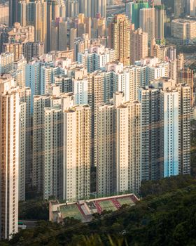 这张鸟瞰图捕捉了香港现代摩天大楼与城市景观的壮丽之美