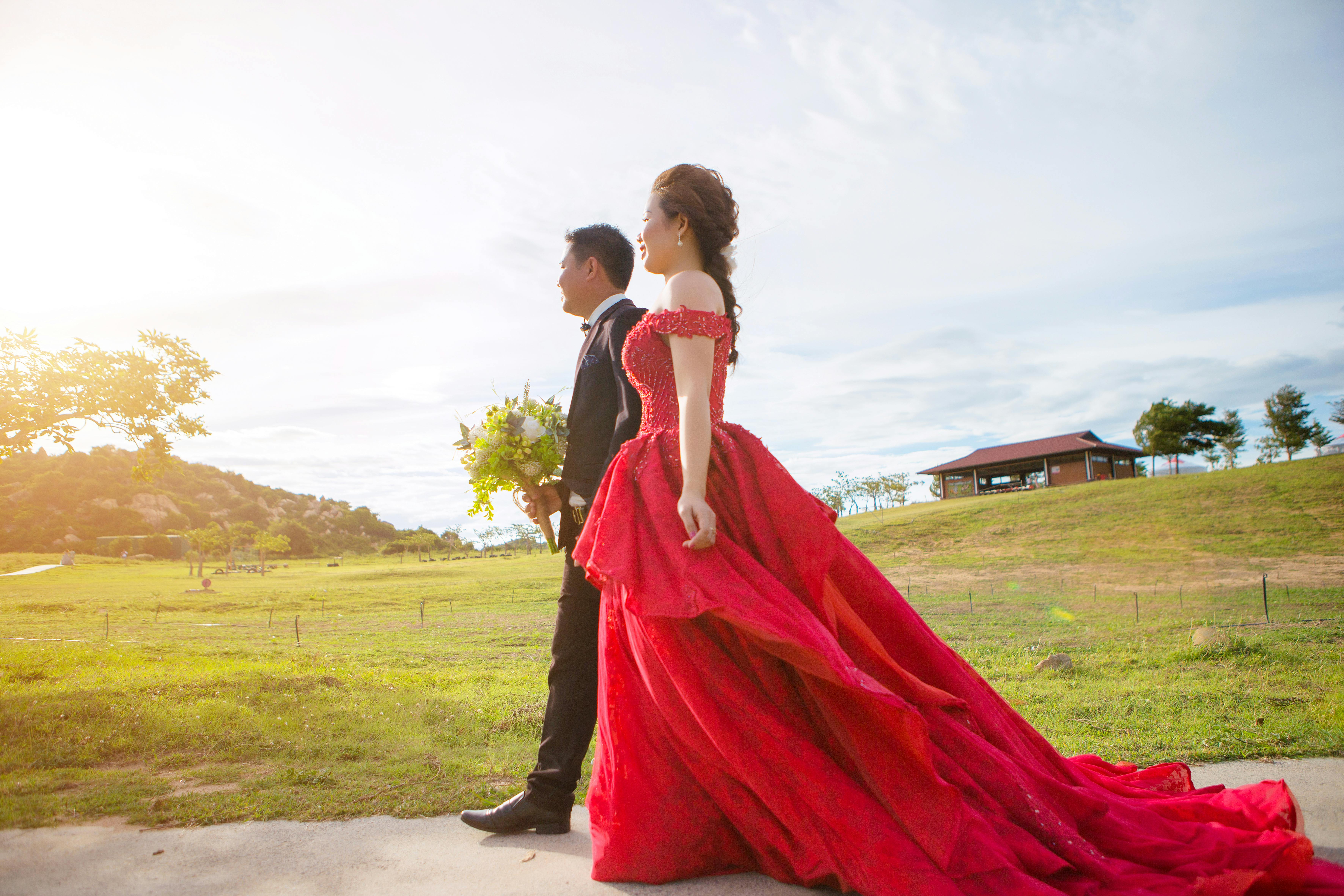 Grand Red Floral Pre Wedding Gown – designarche