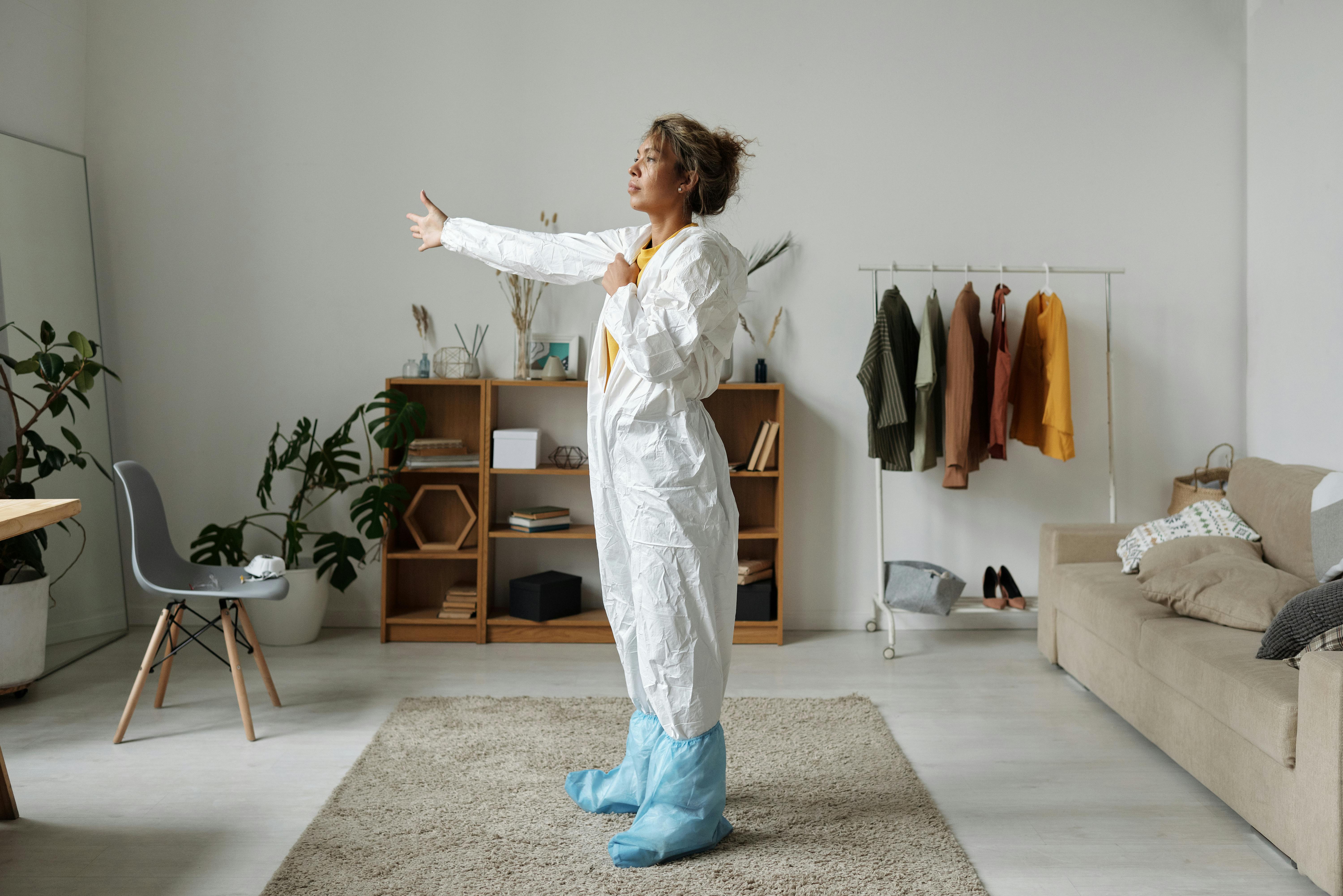 Zbliżenie na listwę odbojową chroniącą ścianę za oparciem tapczanu