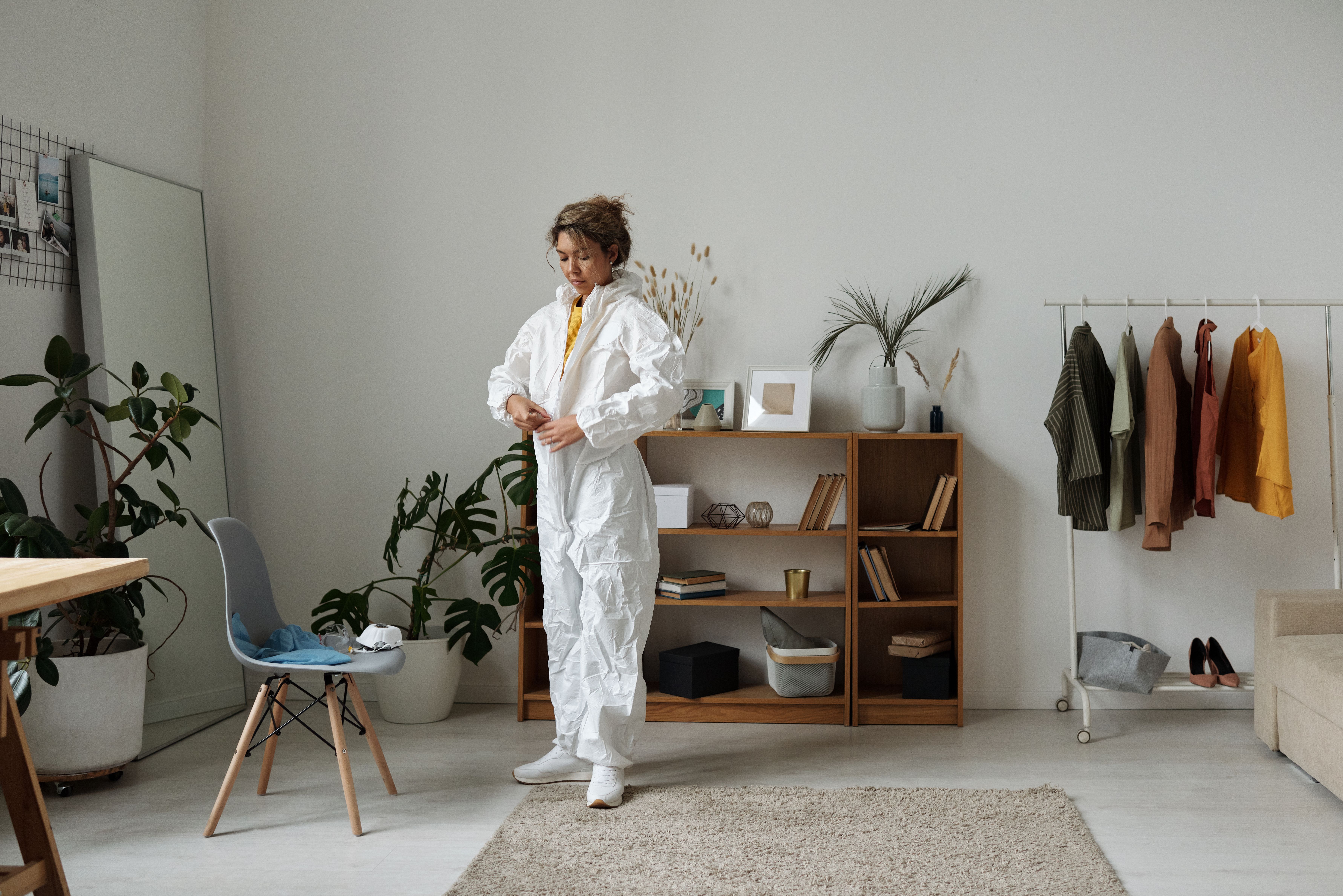 Mulher ajustando roupas dentro de um ambiente moderno, ideal para tópicos sobre organização do espaço e lifestyle.