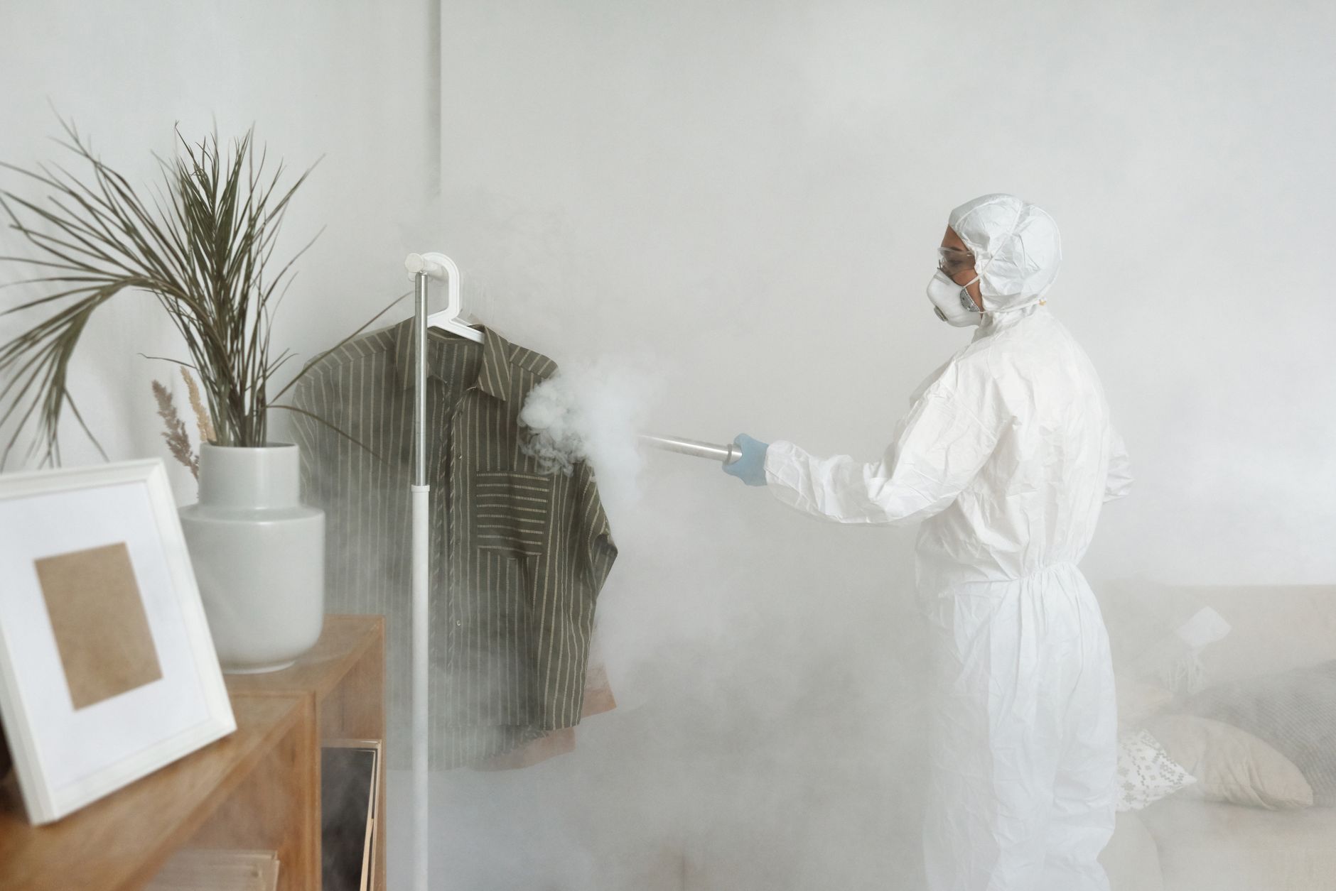 Spécialiste agréé appliquant un produit désinfectant sur du matériel médical contaminé à domicile
