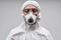 医疗保健专业人员为确保安全和保护，穿着全套防护装备