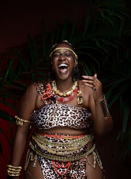 一位笑容满面的非洲妇女，身着传统服装的肖像