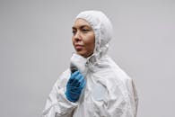 一名医护人员身穿防护装备、戴着口罩