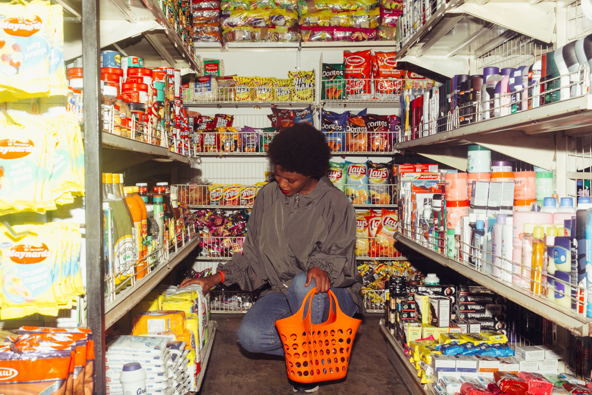 Compradores en el pasillo de un supermercado estadounidense durante el día