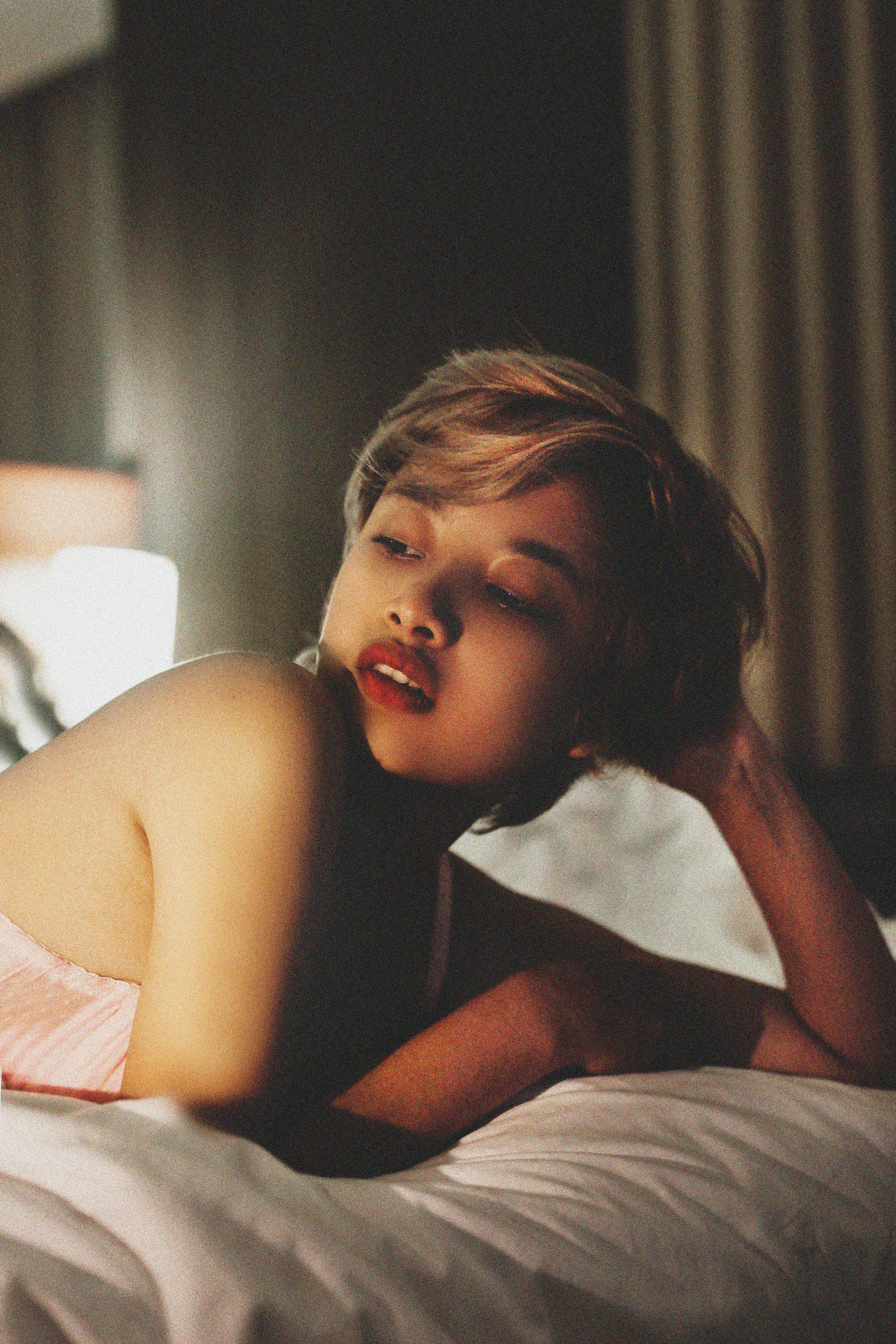 Kostenlos Frau, Die Auf Bett Liegt Und Ihren Kopf Hält Stock-Foto